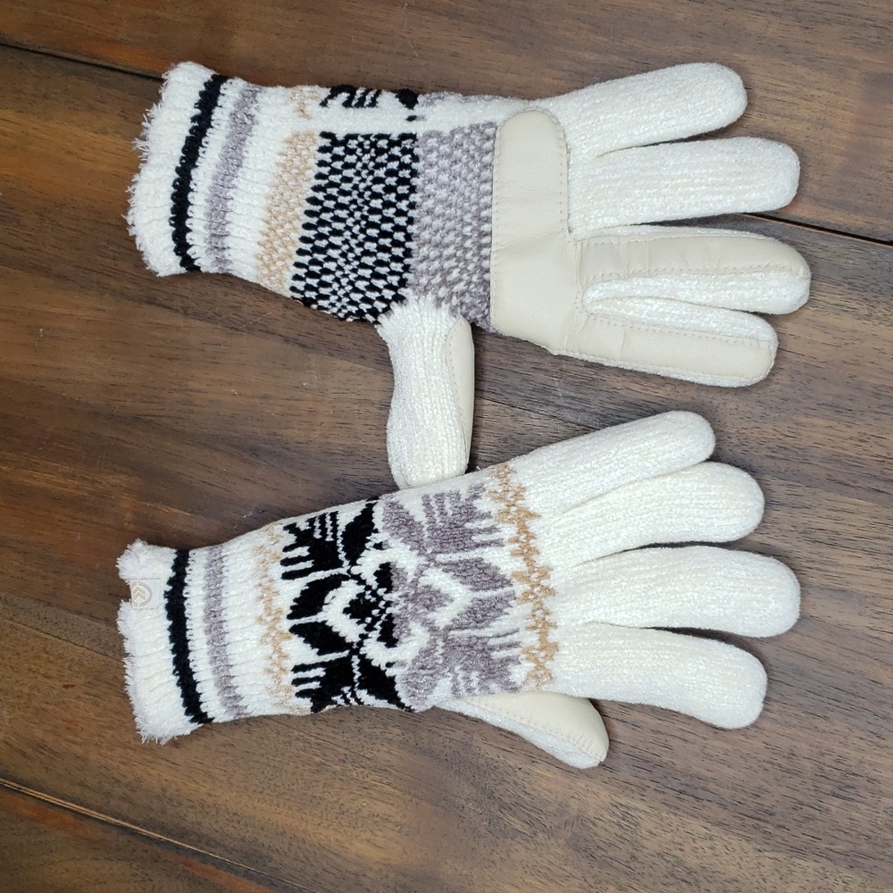 Isotoner NWOT Women's Chenille Snowflake Gloves
